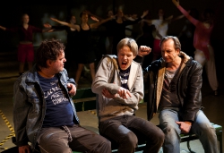 från vänster Jan Åström, Fredrik Wahlgren, Andreas Nilsson. I bakgrunden ungdomar från Gotlands MusikalKompani. Allt eller ingetFoto Stig Hammarstedt