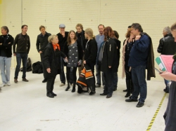 Några ur det härliga gäng som ska arbeta med ALLT ELLER INGET. Det behövs några stycken på scen och i publiken för att fylla upp 1000 m2