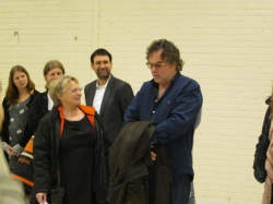 Teaterchef Monica Sparby hälsar Janne Åström välkommen till Gotland och musikalarbetet. Camilla Eriksson, Mats Sundberg, Markus Fredén i bakgrunden.