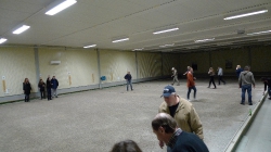 Ensemblen lämnade dansträningar och sångövningar för att spela boule. Varmt tack till Almedalens bouleklubb som tålmodigt tog sig an vårt gäng. Foto:Markus Fredén