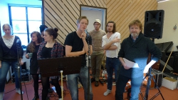 Musikrepetition i Vibble. Gänget tar ton. Foto:Markus Fredén