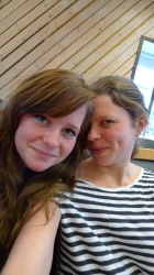 Är det verkligen sant att killarna kommer vara helt NÄCK!? funderar Camilla och Stina. Foto:Markus Fredén