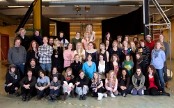 Det krävs ett helt gäng för att få ihop en musikal. Här är delar av gänget. Foto Stig Hammarstedt