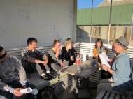 Välbehövlig paus i repetitionerna – och då gäller det att njuta av vårsolen.