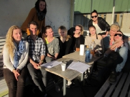 Välbehövlig paus i repetitionerna – och då gäller det att njuta av vårsolen.