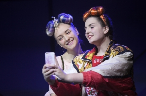 Pressbild Länsteatern Gotland ”Hjärnpunka”: Maja Larsson, Matilda Werne. Fotograf: Stig Hammarstedt