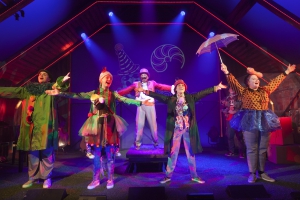 Pressbild Länsteatern Gotland ”Hjärnpunka”: Matilda Werne, Maja Larsson, Hanna Göland, Maja Malm, Lennart Bäck, Erik Törner. Fotograf: Stig Hammarstedt