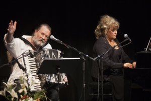Magnus Linds utställning Horisonter. Vernissagespelning av Magnus Lind & Marie Nilsson Lind. Länsteatern juni 2017. Foto: Stig Hammarstedt