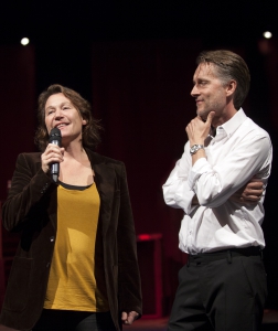 Thomas Sundström avslöjar på teaterns höstsamling att Karin Kickan Holmberg kommer regissera en barn- och familjeföreställning på Länsteatern våren 2016. Foto: Stig Hammarstedt