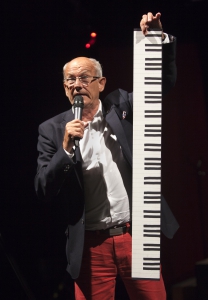 Tommy Wahlgren, ordförande i Länsteaterns Vänner, köpslår med publiken om att hjälpa Länsteatern med ett nytt piano – på teaterns höstsamling hösten 2015. Foto: Stig Hammarstedt