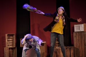 Martyna Lisowska och Karin Kickan Holmberg visar del ur ENSAMMA MEN TILLSAMMANS på teaterns höstsamling 2015. Foto: Stig Hammarstedt