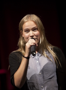 Linda Åslund är Länsteaterns vikarierande scenkonstkonsulent och tillika sångfågel. Bild från teaterns höstsamling september 2015. Foto: Stig Hammarstedt