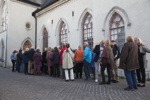 Kön ringlar runt Berggränd inför öppnandet av höstsamlingen. Foto: Stig Hammarstedt
