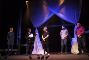 Regissör Babben Larsson presenterar sin ensemble i ”Jag vet vem jag är”. Foto: Stig Hammarstedt