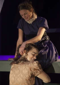 Föreställning JAG VET VEM JAG ÄR. Camilla Eriksson & Malin Karlsson. Foto: Stig Hammarstedt