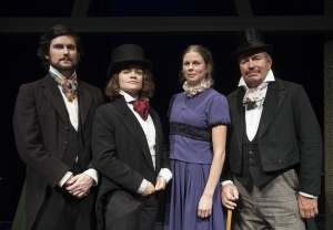 Föreställning JAG VET VEM JAG ÄR. Ensemblefoto: Erik Törner, Malin Karlsson, Camilla Eriksson & Bengt-Åke Rundqvist. Foto: Stig Hammarstedt