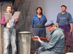 Repetitionsbild från KALASAKUTEN; Hela gänget (Lena Bogegård, Lennart Bäck, Karin Kickan Holmberg och Per Eric Asplund) rockar loss.