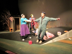 Repetitionsbild från KALASAKUTEN; Lennart, Lena och Per-Eric har snurrat till det rejält…