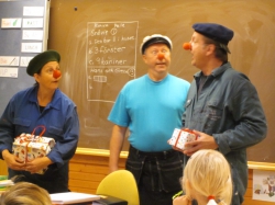 Repetitionsbild från KALASAKUTEN; Den 30/9 valde teatern att repetera på ett lite annorlunda sätt. De gjorde ett oanmält clownbesök på Tjelvarskolan till elevernas förvåning och förtjusning.