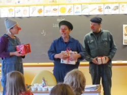 Repetitionsbild från KALASAKUTEN; Den 30/9 valde teatern att repetera på ett lite annorlunda sätt. De gjorde ett oanmält clownbesök på Tjelvarskolan till elevernas förvåning och förtjusning.