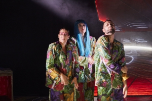 Never grow old. På bilden: Belén Maya, Paloma Madrid, Ninos Josef. Foto: Riksteatern