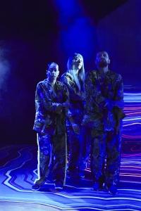 Never grow old. På bilden: Belén Maya, Paloma Madrid, Ninos Josef. Foto: Riksteatern