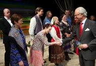 Foto från Deras Majestäter Konungen och Drottningens besök på Länsteatern Gotland. Här tillsammans med ensemblen från Musikalen Svenskbyborna. Foto Stig Hammarstedt