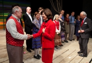 Foto från Deras Majestäter Konungen och Drottningens besök på Länsteatern Gotland. Här tillsammans med ensemblen från Musikalen Svenskbyborna. Foto Stig Hammarstedt