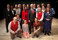 Foto från Deras Majestäter Konungen och Drottningens besök på Länsteatern Gotland. Här tillsammans med ensemblen från Musikalen Svenskbyborna. Foto Stig Hammarstedt