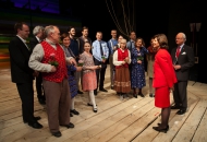 Foto från Deras Majestäter Konungen och Drottningens besök på Länsteatern Gotland. Här tillsammans med ensemblen från Musikalen Svenskbyborna. Foto Stig Hammarstedt