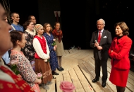 Foto från Deras Majestäter Konungen och Drottningens besök på Länsteatern Gotland. Här tillsammans med ensemblen från Musikalen Svenskbyborna. Foto Stig Hammarstedt