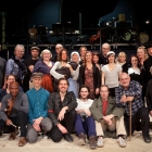 Repetition Svenskbyborna. Ovan från vänster: Nils Ossman, Carsten Palmaer, Tomas Lindström, Johanna Haglund, Lars-Olov Ahnell, Sophie Jonasson, Inger Wolter, Jan Pettersson, Anna Jankert, Eva Gröndahl, Sören Brunes, Martyna Lisowska, Mari Ljungström, Beatrice Lindholm, Lisbeth Pettersson, Lennart Bäck.  Nedre raden: Marcus Grufstedt, Simon Maurin, Emilio Estrada, Lars Osterman, Johannes Loor, Erik Törner, Felix Engström, Leif Axelsson, Pelle Hallberg. Foto Stig Hammarstedt