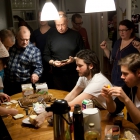 Repetition Svenskbyborna. Ibland krävs det en paus i arbetet… Foto Stig Hammarstedt