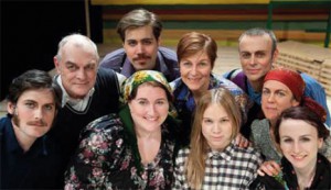 Ensemble/kör (från vänster): Erik Törner, Leif Axelsson, Johannes Loor, Johanna Haglund, Inger Wolter, Linda Åslund (ersättare till Beatrice Lindholm 13-14/3), Lars Osterman, Sophie Jonasson, Beatrice Lindholm