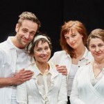 Skådespelare (med rollkaraktärer): Lennart Bäck (Mäklaren), Andreas Gyllander (Johan), Martyna Lisowska (Jessika), Maria Lindström (Camilla), Åsa Bergh (Anna), Kerstin Hilldén (Iljana), Vilhelm Blomgren (Henrik). Foto: Roland Hejdström