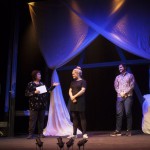 Regissör Babben Larsson presenterar sin ensemble i ”Jag vet vem jag är”. Foto: Stig Hammarstedt