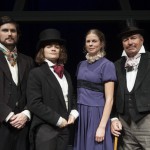 Föreställning JAG VET VEM JAG ÄR. Ensemblefoto: Erik Törner, Malin Karlsson, Camilla Eriksson & Bengt-Åke Rundqvist. Foto: Stig Hammarstedt